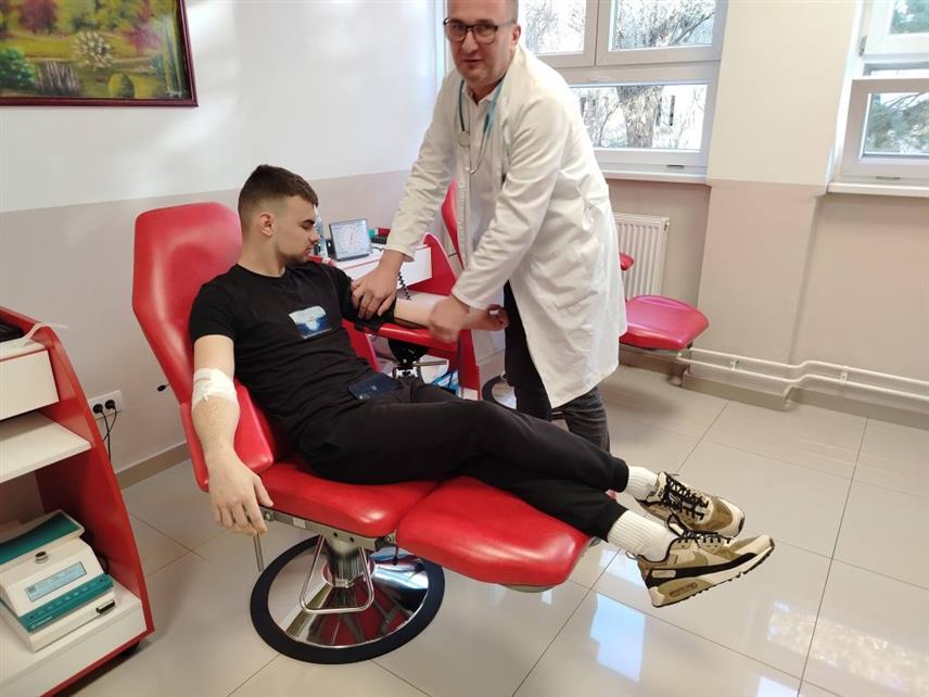 ЗВОРНИК, 26. ФЕБРУАРА /СРНА/ - Око 60 матураната Техничког школског центра из Каракаја код Зворника пријавило се за акцију добровољног давања крви, која се већ 20 година огранизује у одјељењу Завода за трансфузијску медицину Републике Српске зворничке Болнице.