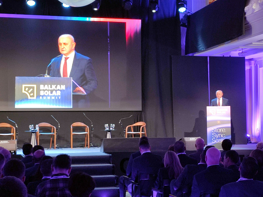 БАЊАЛУКА, 26. ФЕБРУАРА /СРНА/ - Влада Републике Српске веома је посвећена развоју сектора енергетске транзиције, посебно процесу декарбонизације, изјавио је министар енергетике и рударства Републике Српске Петар Ђокић на отварању регионалне конференције о обновљивим изворима енергије "Балкан солар самит" у Бањалуци.