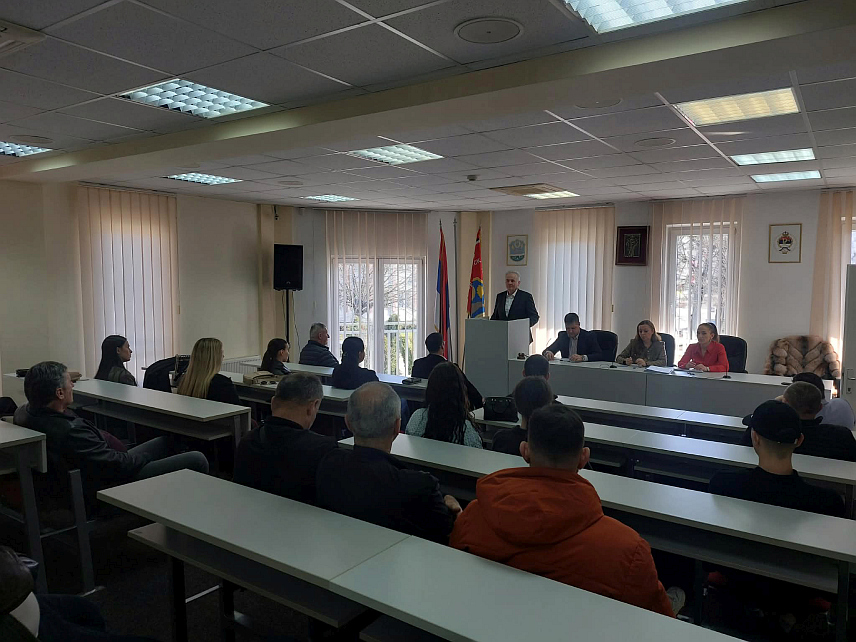 СРБАЦ, 26. ФЕБРУАРА /СРНА/ - Начелник општине Србац Млађан Драгосављевић потписао је данас уговоре о стипендирању са 81 студентом, којима ће у 10 мјесечних рата бити исплаћено по 1.000 КМ.