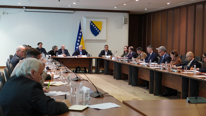 САРАЈЕВО, 26. ФЕБРУАРА /СРНА/ - Министар транспорта и комуникација у Савјету министара Един Форто састао се данас у Сарајеву са представницима 17 амбасада земаља ЕУ.