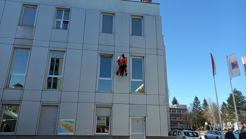 ИСТОЧНО САРАЈЕВО, 26. ФЕБРУАРА /СРНА/ - У сједишту Републичке управе цивилне заштите у Источном Сарајеву данас је одржан Дан отворених врата у оквиру обиљежавања 1. марта, Дана цивилне заштите, а изведена је и показна вјежба спасавања са висина, те изложена је и сва опрема и материјално-техничка средства која користе тимови Цивилне заштите.