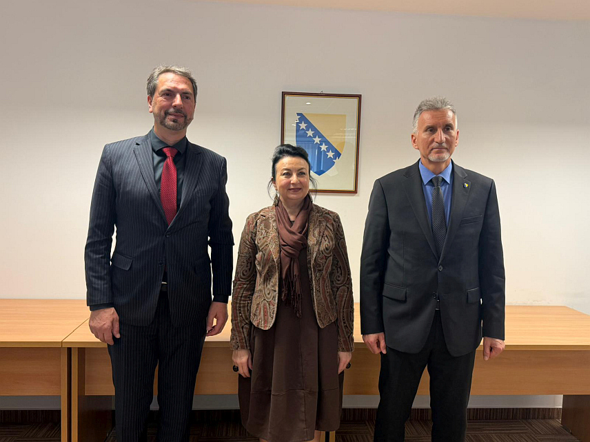 САРАЈЕВО, 26. ФЕБРУАРА /СРНА/ - Предсједавајући Представничког и Дома дома Парламентарне скупштине БиХ Маринко Чавара и Кемал Адемовић разговарали су са амбасадором БиХ у Мађарској Биљаном Гутић Бјелицом, те је истакнута улога Мађарске која се снажно залаже за убрзање процеса проширења Уније на све земље региона.