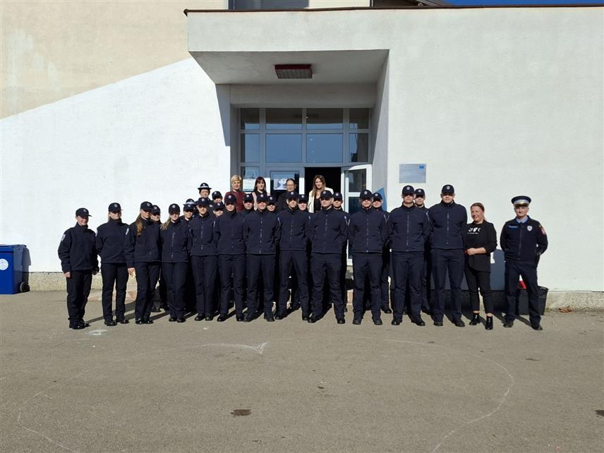 СРБАЦ, 26. ФЕБРУАРА /СРНА/ - У Основној школи "Јован Јовановић" Змај у Српцу данас је одржана радионица о превенцији вршњачког насиља за ученике петог разреда коју су реализовали представници Омбудсмана за дјецу и ученици Средње школе Министарства унутрашњих послова /МУП/ Републике Српске.	
