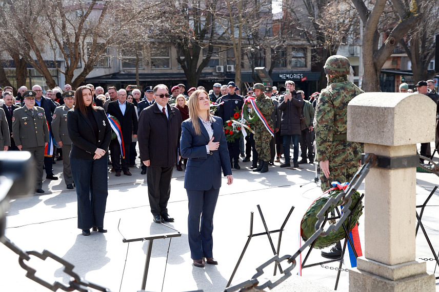 БЕОГРАД, 26. ФЕБРУАРА /СРНА/ - У Прокупљу је данас одржана државна церемонија поводом обиљежавања 109 година од Топличког устанка, јединог оружаног устанка у некој окупираној држави током Првог свјетског рата, министар за рад, запошљавање, борачка и социјална питања Милица Ђурђевић Стаменковски положила је вијенац.