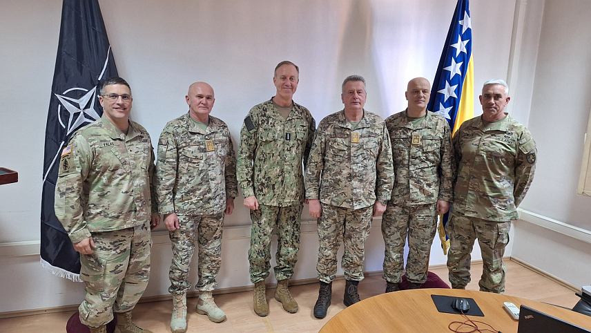 САРАЈЕВО, 26. ФЕБРУАРА /СРНА/ - Начелник Заједничког штаба Оружаних снага БиХ генерал-пуковник Гојко Кнежевић упознао је данас команданта Команде здружених снага НАТО-а из Напуља адмирала Џорџа Викофа о тренутном стању и тежишним активностима и задацима Оружаних снага БиХ.