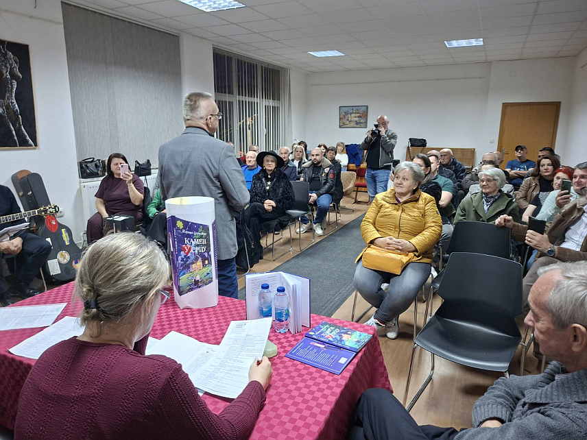 ШАМАЦ, 26. ФЕБРУАРА /СРНА/ - У Шамцу је вечерас промовисана књига "Камен у срцу" аутора Маринка Грубора, збирка са 50 новела која говори о типичним сеоским крајишким старовременским људима, каквих је данас све мање.