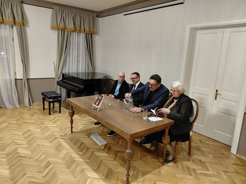 БЕОГРАД, 26. ФЕБРУАРА /СРНА/ - У Бањалуци је вечерас представљена књига "Виртуелна ломача: Како друштвене мреже разарају јавну дебату?" професора Ђорђа Вуковића и амбасадора БиХ у Србији Александра Врањеша.