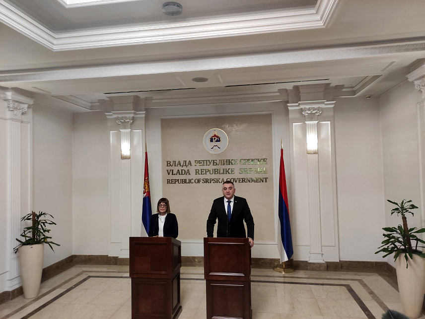 БАЊАЛУКА, 27. ФЕБРУАРА /СРНА/ - Премијер Републике Српске Саво Минић са предсједником Покрајинске владе Војводине Мајом Гојковић на конференцији за новинаре након састанка.