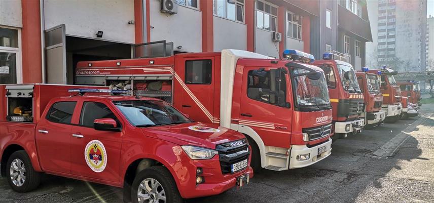 ДОБОЈ, 27. ФЕБРУАРА /СРНА/ - Два нова ватрогасна возила и опрема представљена су данас у Добоју, за чију набавку је град издвојио 330.000 КМ.