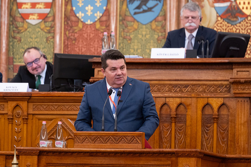 БУДИМПЕШТА, 27. ФЕБРУАРА /СРНА/ - Предсједник Народне скупштине Републике Српске Ненад Стевандић данас је у Будимпешти изјавио да је један од кључних проблема ЕУ њена недосљедност и поручио да Српска подржава европски пут БиХ, али да то не може бити пут уставне ерозије, нити политичке централизације.