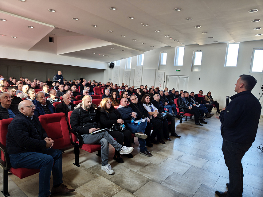 ГРАДИШКА, 27. ФЕБРУАРА /СРНА/ - Одржано предавање о дигитализацији у свињарству у Новој Тополи, на којем је присуствовало готово 200 сточара са подручја Градишке, Српца и Лакташа.