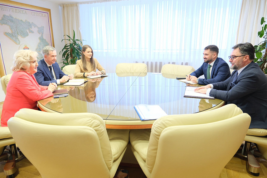 САРАЈЕВО, 27. ФЕБРУАРА /СРНА/ - Министар спољне трговине и економских односа у Савјету министара Сташа Кошарац разговарао је данас у Бањалуци са министром трговине и туризма Републике Српске Недом Пуховцем и помоћником министра за трговину Душанком Tегелтијом о наставку сарадње.