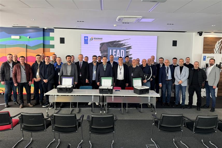 САРАЈЕВО, 27. ФЕБРУАРА /СРНА/ - Из УНДП-а је саопштено да је у Сарајеву данас извршена примопредаја специјализоване форензичке и балистичке опреме представницима 14 полицијских агенција у БиХ.