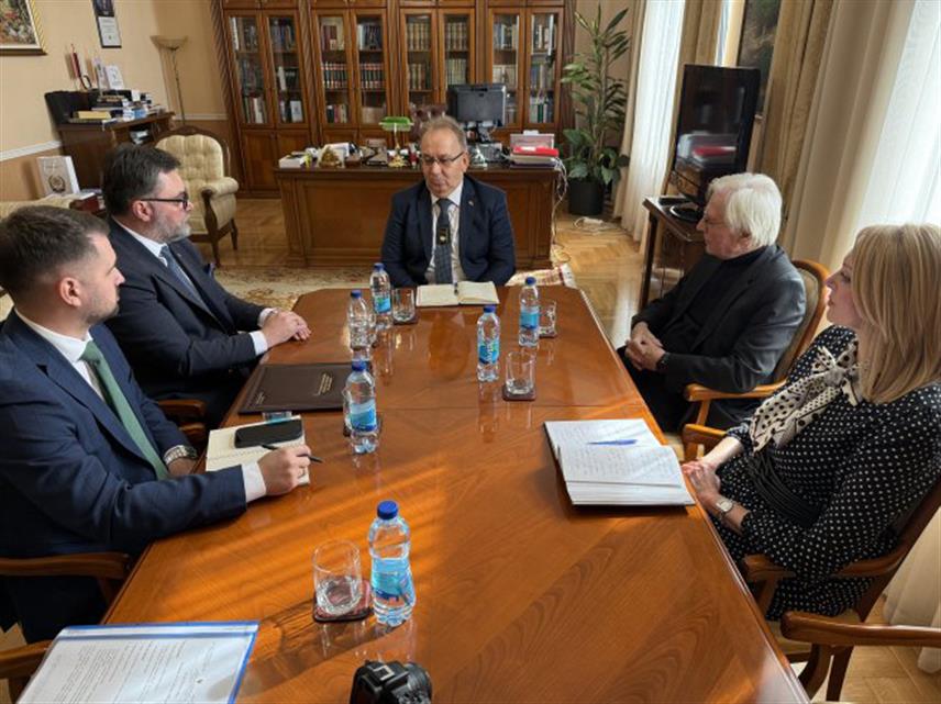 САРАЈЕВО, 27. ФЕБРУАРА /СРНА/ - Министар спољне трговине и економских односа у Савјету министара Сташа Кошарац током посјете Академији наука и умјетности Републике Српске изразио је спремност да подржи научноистраживачки и умјетнички рад Академије.