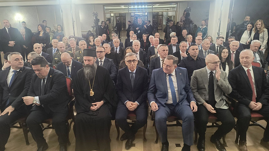 БЕОГРАД, 27. ФЕБРУАРА /СРНА/ - Свечани пријем под слоганом "Живјеће огњиште", у част Дана Републике, 9. јануара, и 34 године од проглашења првог Устава Републике Српске, одржава се у Београду, у присуству званичника Републике Српске и Србије.