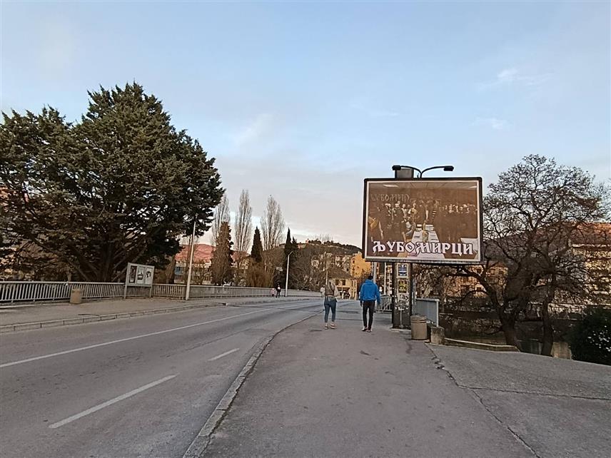 ТРЕБИЊЕ, 27. ФЕБРУАРА /СРНА/ - Пјевачко друштво "Љубомирци" поставило је велики билборд на мост Иве Андрића у центру Требиња у знак захвалности свима који су помогли у оживљавању традиције и обичаја овога краја.