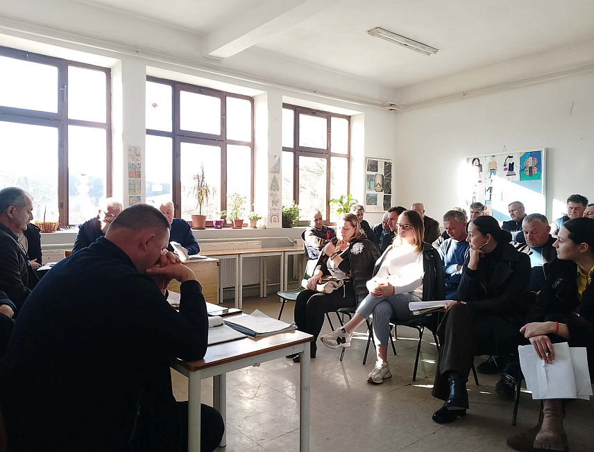 КРУПА НА УНИ, 27. ФЕБРУАРА /СРНА/ - У Доњем Дубовику, административном центру општине Крупа на Уни, данас је одржана ванредна сједница Скупштине општине са једном тачком дневног реда - информацијом о стању Буџета.