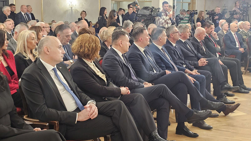 БЕОГРАД, 27. ФЕБРУАРА /СРНА/ - Предсједник Народне партије Српске /НПС/ Дарко Бањац у Београду у свечаном амбијенту Дома војске Србије присуствовао пријему поводом 9. јануара - Дана Републике Српске и 28. фебруара - дана усвајања првог Устава Републике Српске, под слоганом "Живјеће огњиште".	

