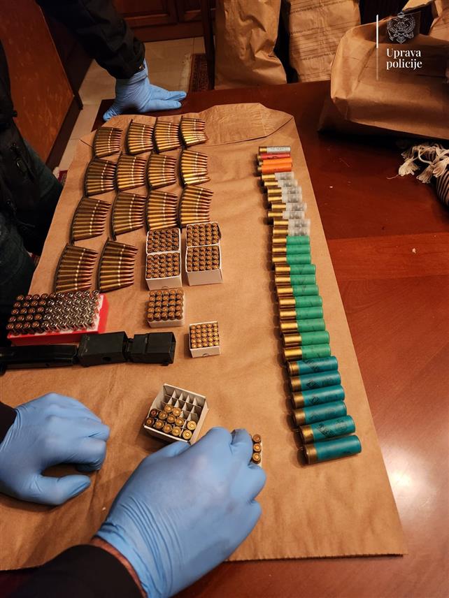 ПОДГОРИЦА, 28. ФЕБРУАРА /СРНА/ - Црногорска полиција потврдила је да је ухапшен Ацо Ђукановић, брат бившег предсједника Црне Горе, код кога је приликом претреса пронађена већа количина ватреног оружја и муниције.