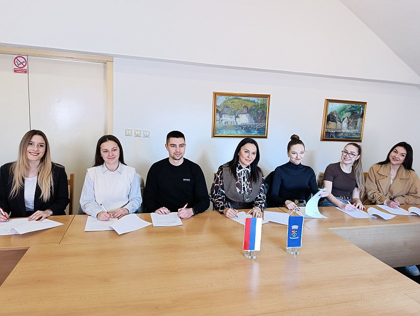 ЈЕЗЕРО, 28. ФЕБРУАРА /СРНА/ - Начелник општине Језеро Снежана Ружичић потписала је данас уговоре о стипендирању са шест студената који ће у наредних 10 мјесеци примати по 200 КМ.