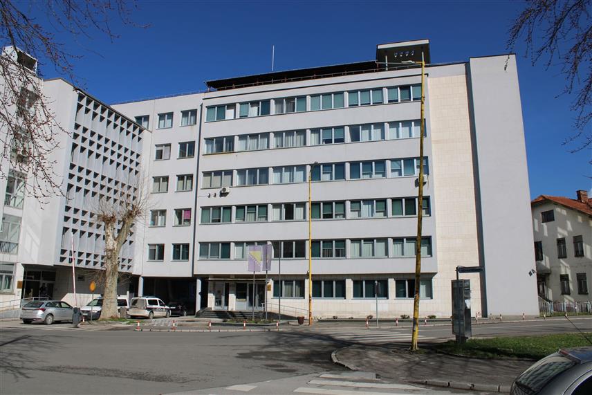 ТУЗЛА, 28. ФЕБРУАРА /СРНА/ - Кантонални суд у Tузли поново је, на приједлог тужилаштва, одредио притвор Ахмеду Кастратију, оптуженом за убиство.