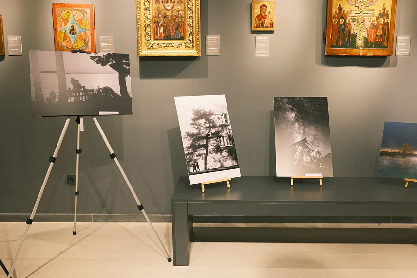 МОСТАР, 28. ФЕБРУАРА /СРНА/ - У Музеју Житомислић данас је отворена изложба најбољих радова пристиглих на Четврти конкурс Фондације овог музеја за најбољу умјетничку фотографију о теми "Свјетлост као путоказ".
