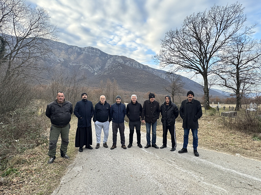 МОСTАР, 2. ФЕБРУАРА /СРНА/ - Мјештани села Кути код Мостара већ пет дана блокадом локалног пута бране посједе Срба повратника и покушавају зауставити деминере које је ангажовао страни инвеститор да деминирају локацију овдашњег брда Зукуља како би ту био отворен каменолом.