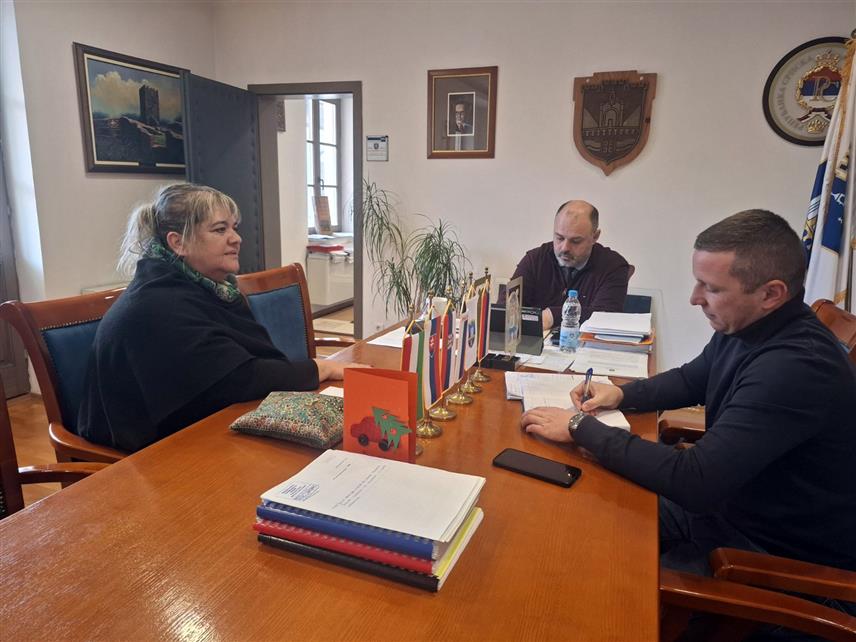 ВИШЕГРАД, 2. ФЕБРУАРА /СРНА/ - Начелник општине Вишеград Младен Ђуревић разговаро је данас са директором вртића "Невен" Данком Митровић.