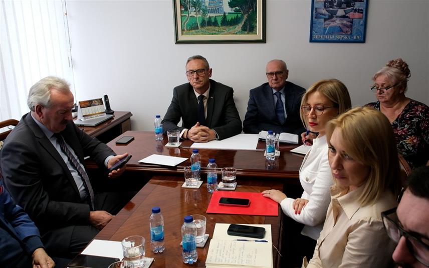 БАЊАЛУКА, 2. ФЕБРУАРА /СРНА/ - Министар рада и борачко-инвалидске заштите Републике Српске Радан Остојић на састанку са предсједником Удружења пензионера Републике Српске Ратком Трифуновићем.