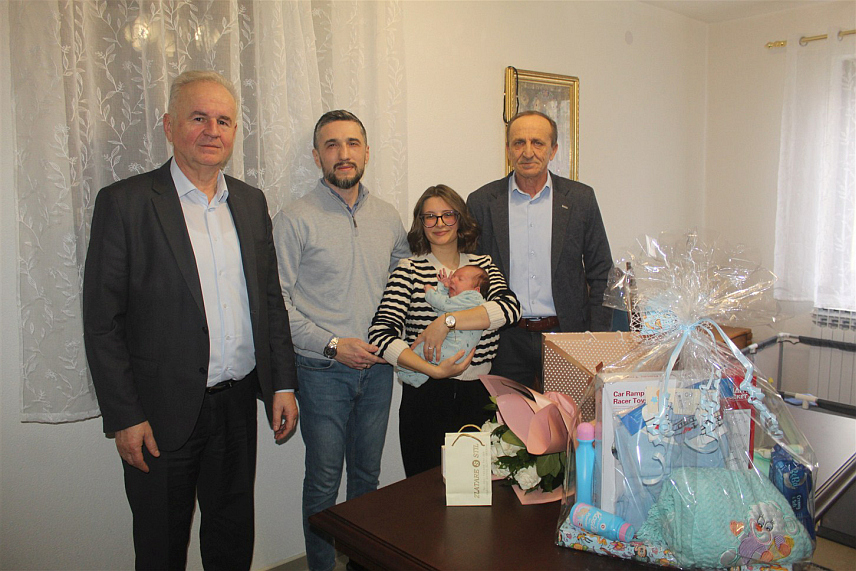 СРБАЦ, 2. ФЕБРУАРА /СРНА/ - Начелник Српца Млађан Драгосављевић данас је породици Марија и Оље Милинковић, чији је син Душан прва беба у општини рођена у овој години, уручио пригодне поклоне укључујући златник, као и једнократну новчану накнаду од 300 КМ за другорођену бебу.