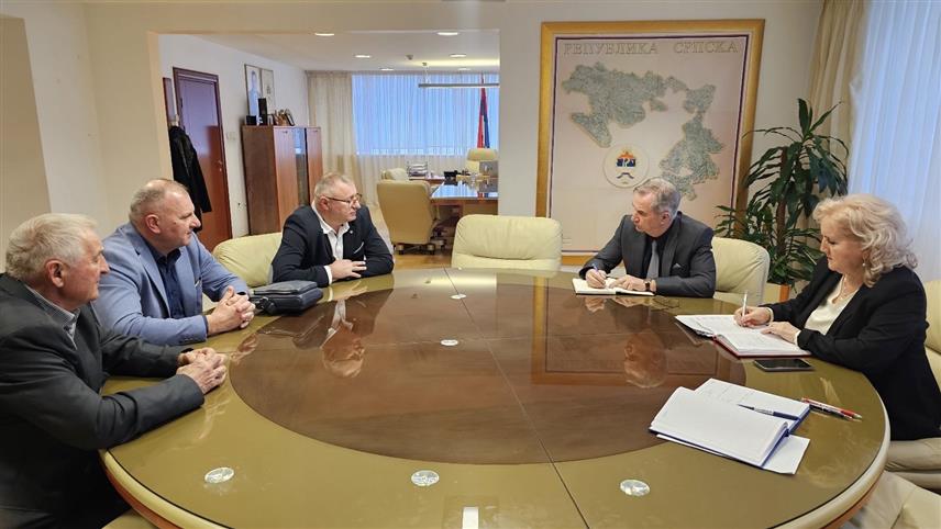 БАЊАЛУКА, 2. ФЕБРУАРА /СРНА/ - Министар трговине и туризма Републике Српске Нед Пуховац разговарао је данас са представницима пољопривредних произвођача о заштити домаће производње.