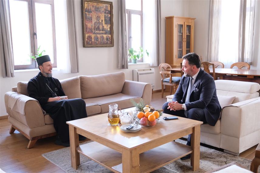 ТРЕБИЊЕ, 2. ФЕБРУАРА /СРНА/ - Замјеник предсједавајуће Савјета министара Сташа Кошарац разговарао је данас у Требињу са митрополитом захумско-херцеговачким и приморским Димитријем.