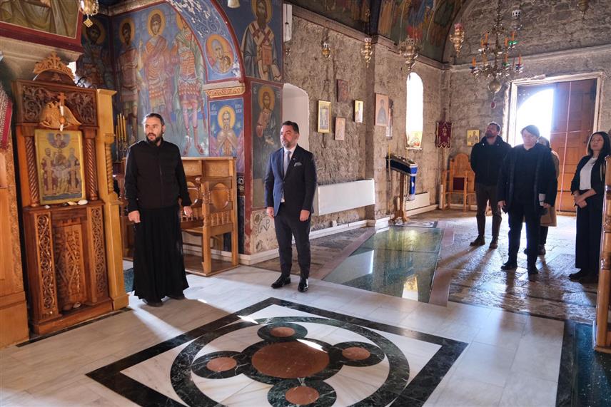 ТРЕБИЊЕ, 2. ФЕБРУАРА /СРНА/ - Министар спољне трговине и економских односа у Савјету министара Сташа Кошарац је данас са партнерима из Агромедитеранског института /CIHEAM/ из Барија посјетио манастир Тврдош гдје је са јеромонахом Порфиријем разговарао о моделима подршке производњи маслиновог уља.