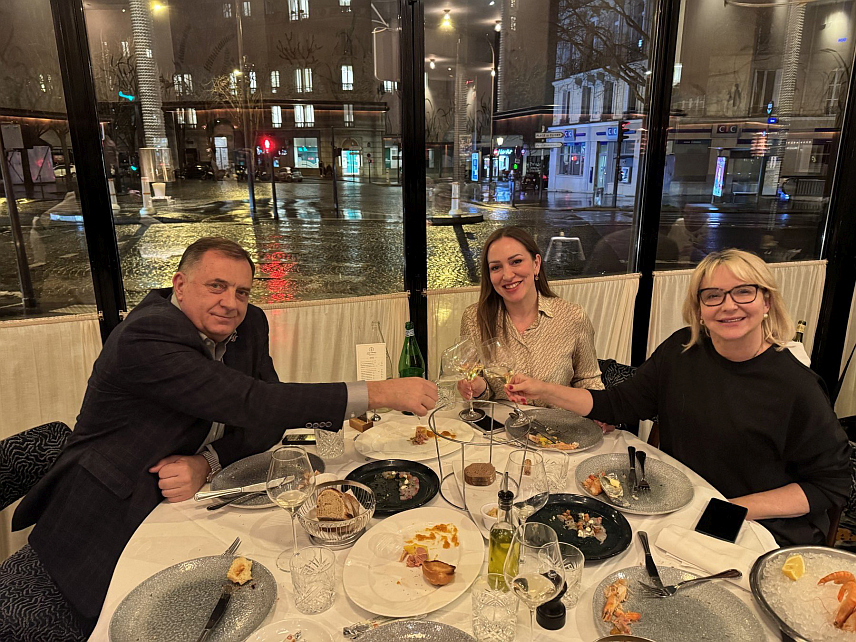 ПАРИЗ, 2. ФЕБРУАРА /СРНА/ - Вршилац дужности предсједника Републике Српске Ана Тришић Бабић и лидер СНСД-а Милорад Додик вечерас су у Паризу разговарали са шефом Представништва Републике Српске у Паризу Бојаном Кондић Панић о акутелним темама и плановима за будућност.