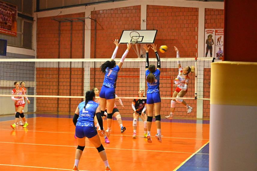 ШАМАЦ, 2. ФЕБРУАРА /СРНА/ - Одбојкашице обудовачке "Црвене звезде" и "Гласинца" са Сокоца одигране су у Обудовцу код Шамца хуманитарну утакмицу на којој је прикупљено 2.250 КМ за Душана Јовића /45/ из овог мјеста, који болује од ријетке болести.