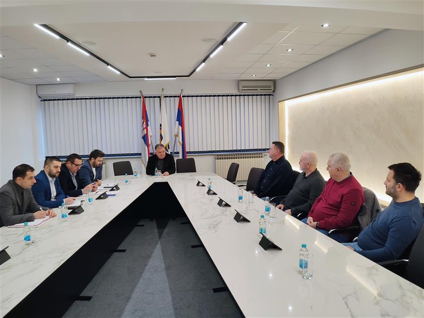 ГРАДИШКА, 3. ФЕБРУАРА /СРНА/ - Састанак представника Фудбалског клуба "Слога" и градоначелника Градишке Зорана Аџића.