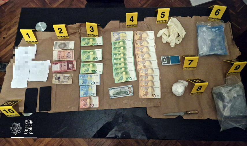 ПОДГОРИЦА, 3. ФЕБРУАРА /СРНА/ - Полиција у Даниловграду ухапсила је два лица блиска високоризичној организованој криминалној групи, након што је у претресу куће пронађено 707 грама кокаина, новац за који се сумња да потиче од продаје наркотика и више предмета који указују на трговину дрогом.