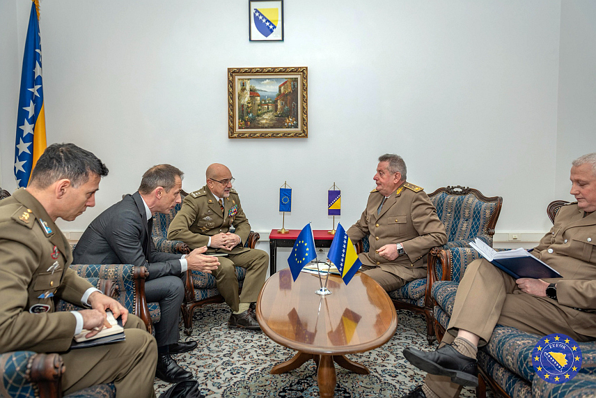 САРАЈЕВО, 3. ФЕБРУАРА /СРНА/ - Начелник Заједничког штаба Оружаних снага БиХ генерал-пуковник Гојко Кнежевић и командант Еуфора генерал-мајор Маурицио Фронда потврдили су данас, на састанку у Сарајеву, посвећеност наставку чврсто утемељеног партнерства.