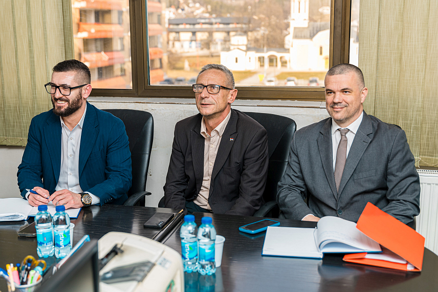 ПАЛЕ, 3. ФЕБРУАРА /СРНА/ - Министар рада и борачко-инвалидске заштите Републике Српске Радан Остојић посјетио је данас Одјељење овог министарства на Палама и истакао спремност да се ријеше технички проблеми са којима су радници суочени, прије свега у погледу опреме и услова за рад.