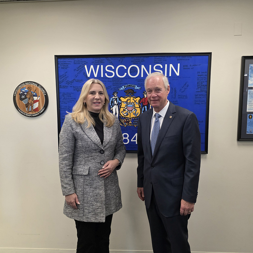 ВАШИНГТОН, 3. ФЕБРУАРА /СРНА/ - Српски члан Предсједништва БиХ Жељка Цвијановић разговарала је у Вашингтону са сенатором Роном Џонсоном којег је упознала са кључним политичким изазовима у БиХ.