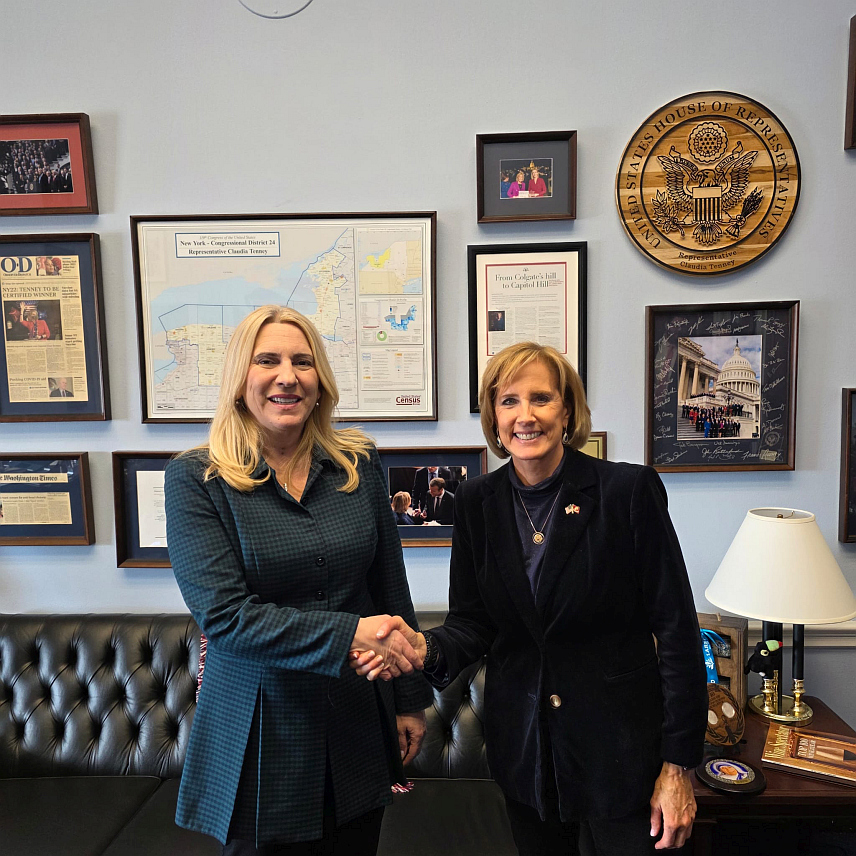 ВАШИНГТОН, 3. ФЕБРУАРА /СРНА/ - Српски члан Предсједништва БиХ Жељка Цвијановић састала се у Вашингтону са конгресменком Клаудијом Тени са којом је разговарала о актуелним политичким приликама у БиХ и региону.