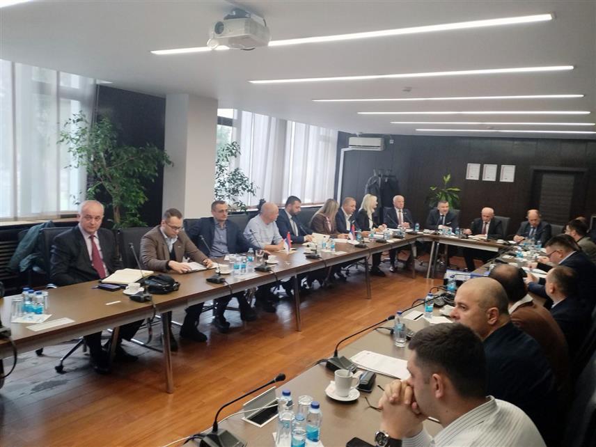 УГЉЕВИК, 4. ФЕБРУАРА /СРНА/ - Министар енергетике и рударства Републике Српске Петар Ђокић истакао је данас у Угљевику да је Влада Републике Српске одлучна да се проблеми становништва, настали усљед рударских радова, рјешавају заједнички и одмах.