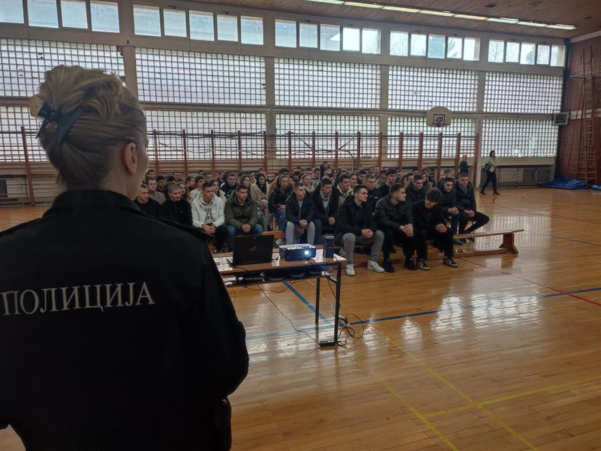 БАЊАЛУКА, 4. ФЕБРУАРА /СРНА/ - Припадници Полицијске управе Бањалука и Управе Министарства унутрашњих послова /МУП/ Републике Српске за полицијско образовање представили су ученицима бањалучке Електротехничке школе образовање на Полицијској академији, за коју је у току конкурс за упис кадета 29. класе.