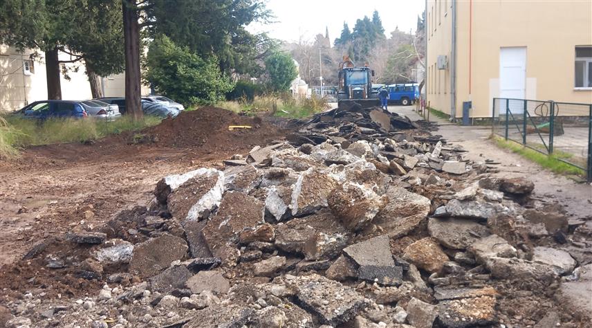 ТРЕБИЊЕ, 4. ФЕБРУАРА /СРНА/ - У Tребињу су почели радови на изградњи нове двосмјерне улице дужине 120 метара, а вриједност радова које финансира град Tребиње је око 100.000 КМ.