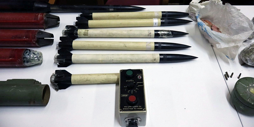 ТУЗЛА, 4. ФЕБРУАРА /СРНА/ - Полиција је ухапсила мушкарца из Лукавца чији су иницијали А.С. /32/, код којег су пронађени оружје, муниција и дрога, саопштено је данас из Управе полиције Министарства унутрашњих послова Тузланског кантона.