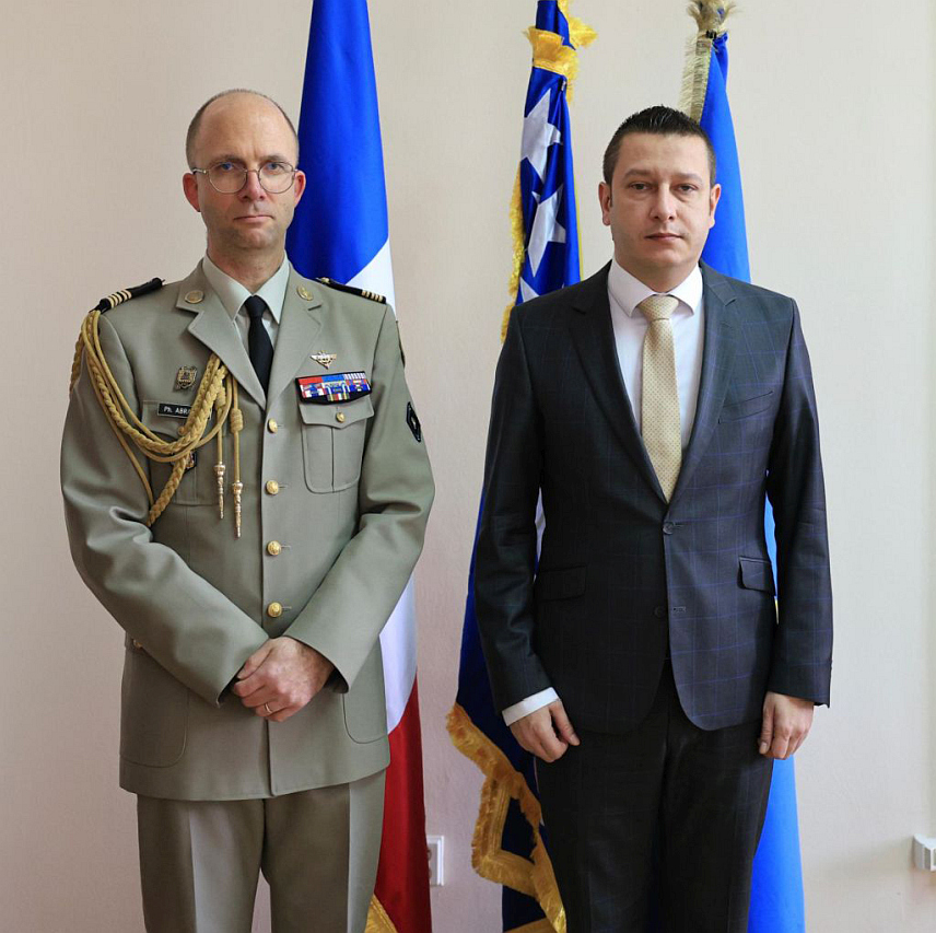 САРАЈЕВО, 4. ФЕБРУАРА /СРНА/ - Замјеник министра одбране у Савјету минсистара Александар Гогановић и нерезидентни војни аташе Француске Филип Абрахам размијенили су мишљења током састанка у Сарајеву о ситуацији у БиХ, коју су оцијенили стабилном.