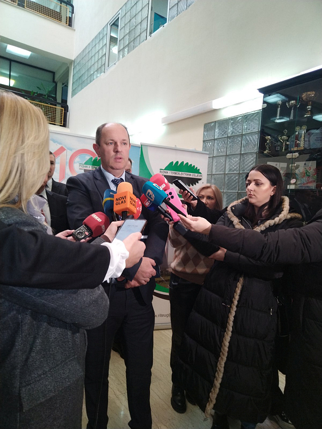 УГЉЕВИК, 4. ФЕБРУАРА /СРНА/ - Власници имања у близини Рудника и термоелектране "Угљевик" од сада ће имати написмено гаранције којом динамиком и у ком смјеру ће напредовати угљевички рудник, најавио је данас генерални директор "Електропривреде Републике Српске" Лука Петровић.