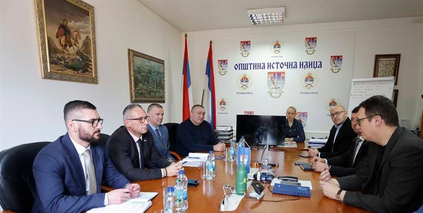 ИСТОЧНА ИЛИЏА, 4. ФЕБРУАРА /СРНА/ - Министар рада и борачко-инвалидске заштите Републике Српске Радан Остојић данас је са сарадницима посјетио општину Источна Илиџа и са начелником Маринком Божовићем разговарао о стамбеном збрињавању породица погинулих бораца и ратних војних инвалида, као и запошљавању дјеце погинулих бораца.	

