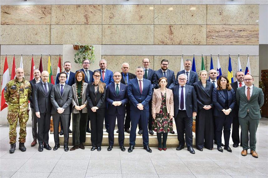 САРАЈЕВО, 4. ФЕБРУАРА /СРНА/ - Током сусрета министра правде у Савјету министара Давора Бунозе са амбасадорима земаља чланица ЕУ и шефом ЕУ Делегације у БиХ Луиђи Сореком истакнуто је да су реформе у области правосуђа суштинске за приступни процес земље у ЕУ.