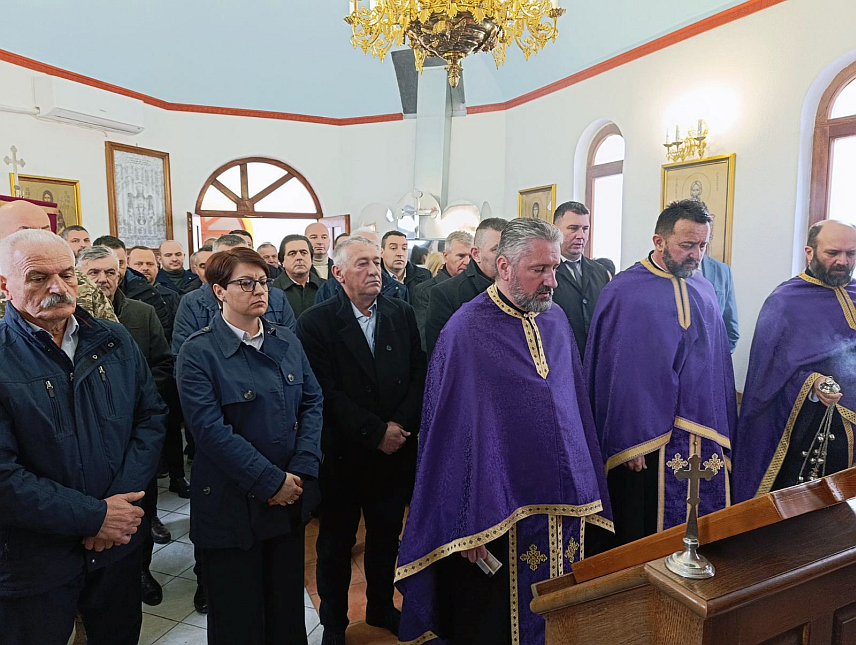 МРКОЊИЋ ГРАД, 4. ФЕБРУАРА /СРНА/- У Мркоњић Граду је данас, поводом Дана општине, у капели Светог апостола Марка служен парастос за убијене у протеклом Одбрамбено-отаџбинском рату, а потом су бројне делегације положиле цвијеће код спомен-обиљежја масовне гробнице на православном гробљу и на Тргу српске војске.